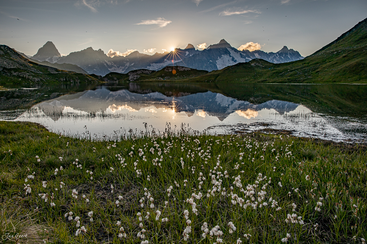 Bergsee mit Wollgras und Alpenglow in den Lacs de Fenêtre Wallis Schweiz – Jan Geerk Fotograf Basel