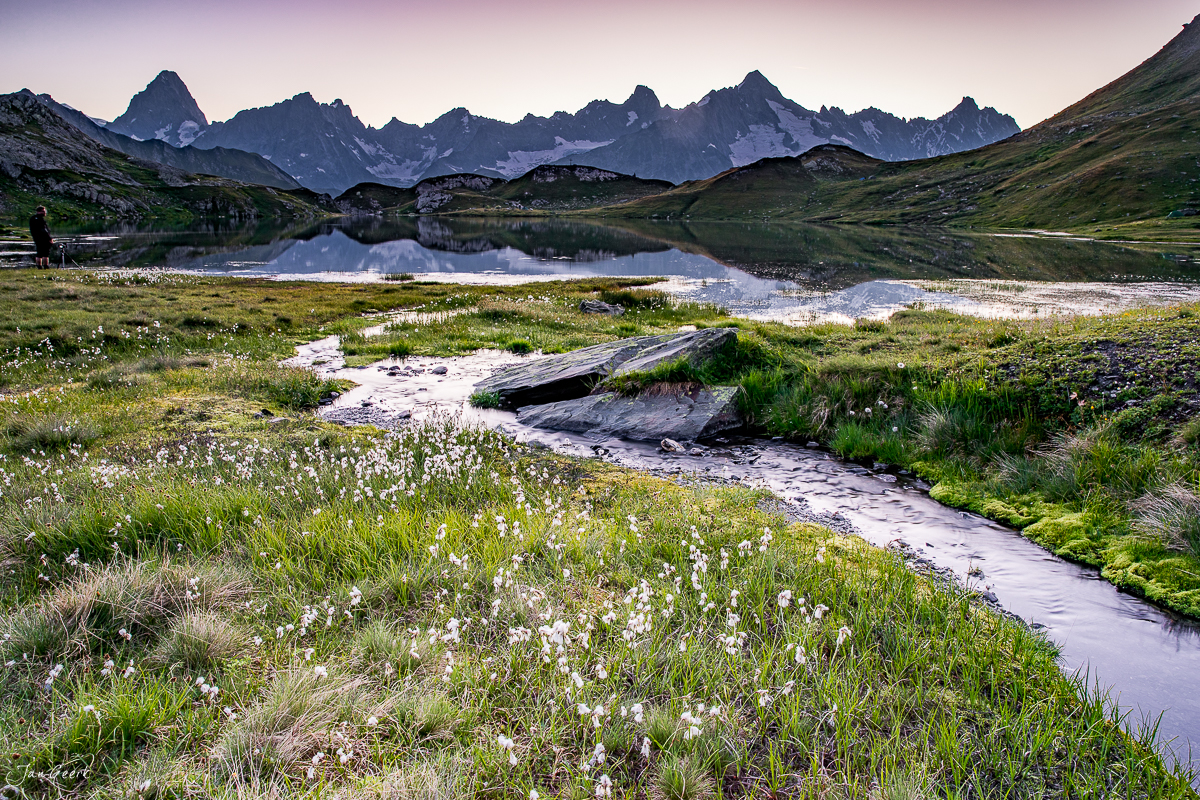 Bergsee mit Wollgras und Bergspiegelung in den Hochalpen Wallis Schweiz – Jan Geerk Fotograf Basel