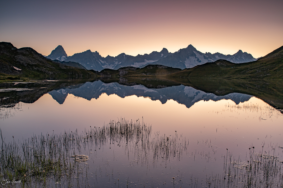 Bergsee Lacs de Fenêtre mit Spiegelung der Hochalpen im Alpenglühen, Wallis Schweiz – Jan Geerk Fotograf Basel