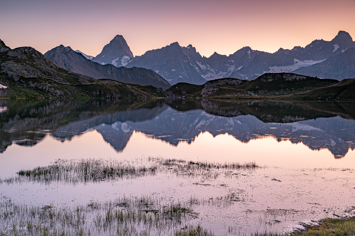 Bergsee mit Spiegelung und Alpenglühen in den Lacs de Fenetre, Wallis, Schweiz – Jan Geerk Fotograf Basel