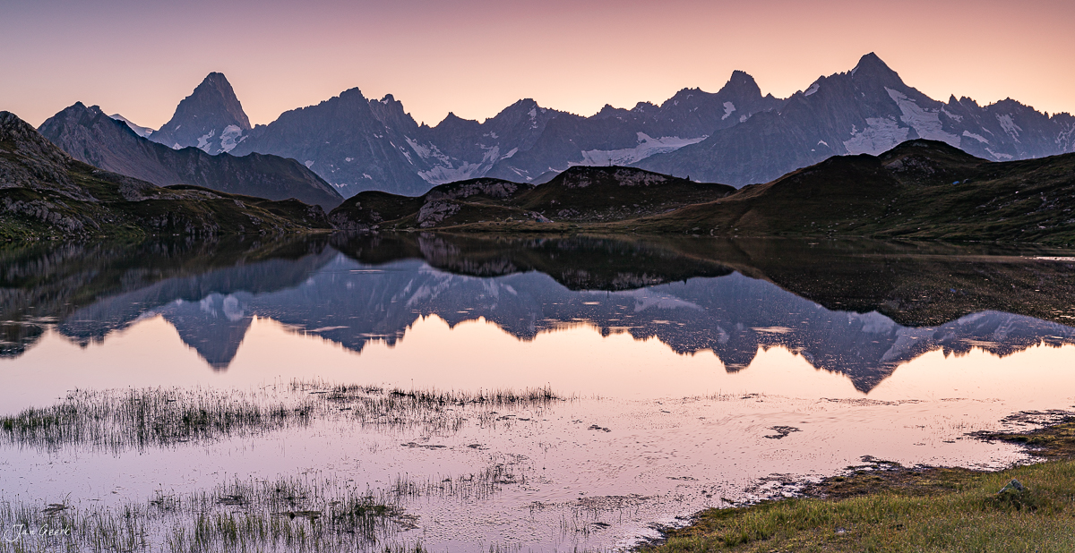 Bergsee mit Spiegelung der schneebedeckten Berge bei Sonnenaufgang in den Lacs de Fenetre, Wallis, Schweiz – Jan Geerk Fotograf Basel