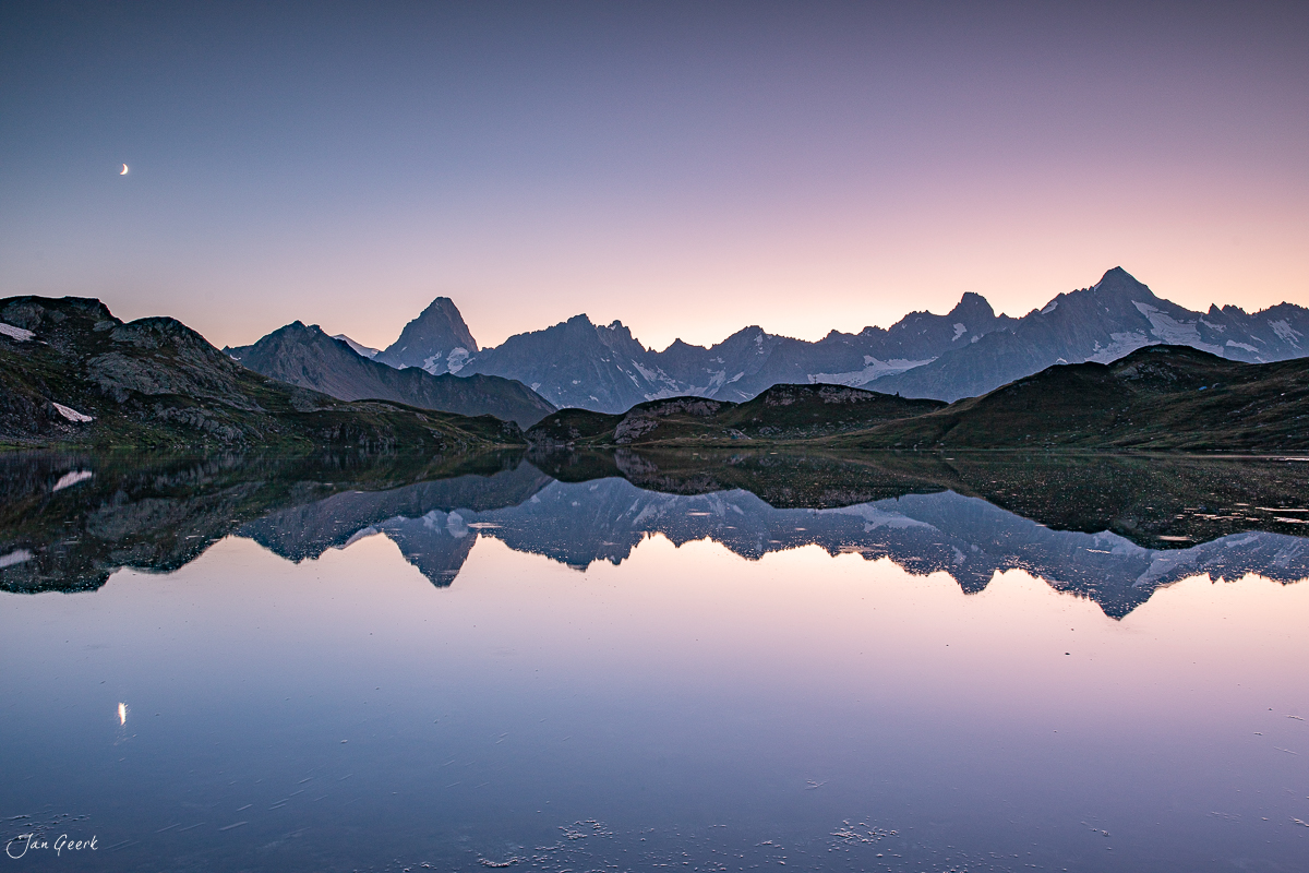 Spiegelung eines Bergsees in den Alpen bei Sonnenaufgang im Wallis Schweiz – Jan Geerk Fotograf Basel
