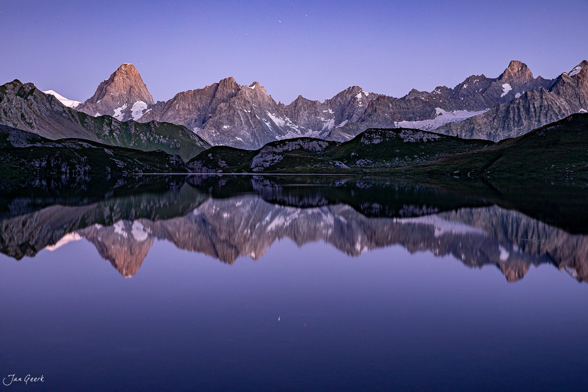Spiegelung der Aiguilles de Fenetre im Bergsee bei Sonnenaufgang im Wallis Schweiz – Jan Geerk Fotograf Basel