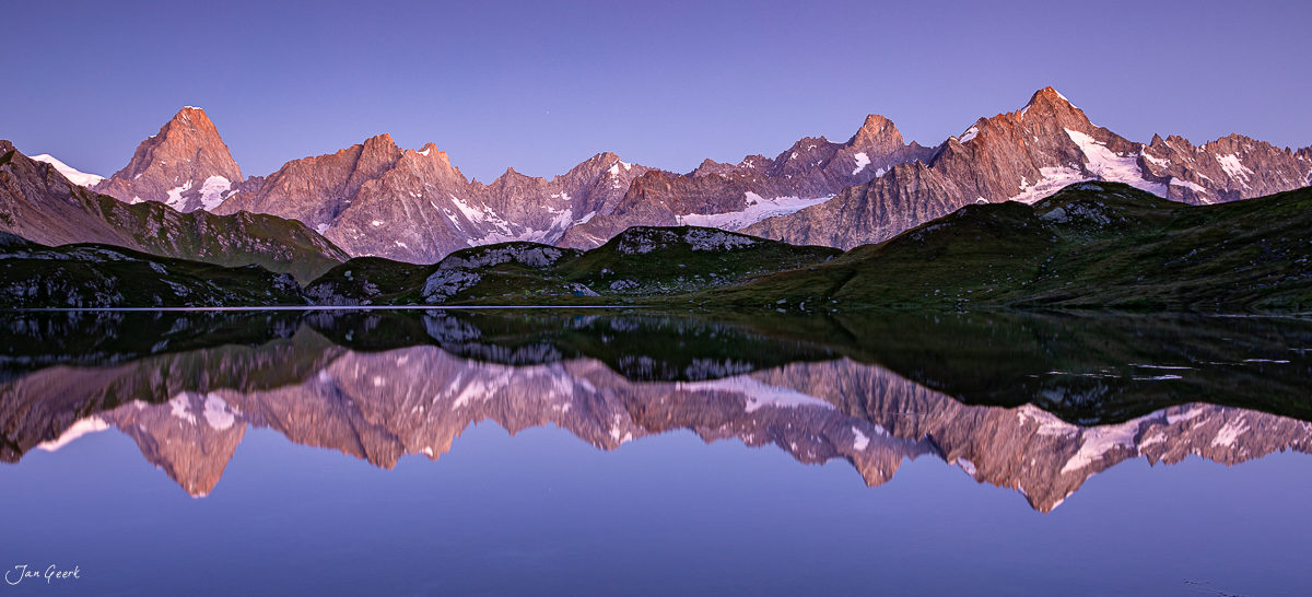 Bergsee mit Spiegelung der schneebedeckten Bergipfel im Alpenglühen, Lacs de Fenetre Wallis Schweiz – Jan Geerk Fotograf Basel