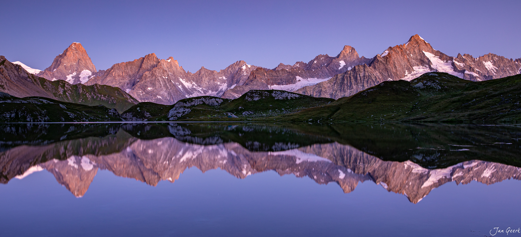 Lacs de Fenetre Spiegelung Alpensee Morgenrot Wallis Schweiz – Jan Geerk Fotograf Basel