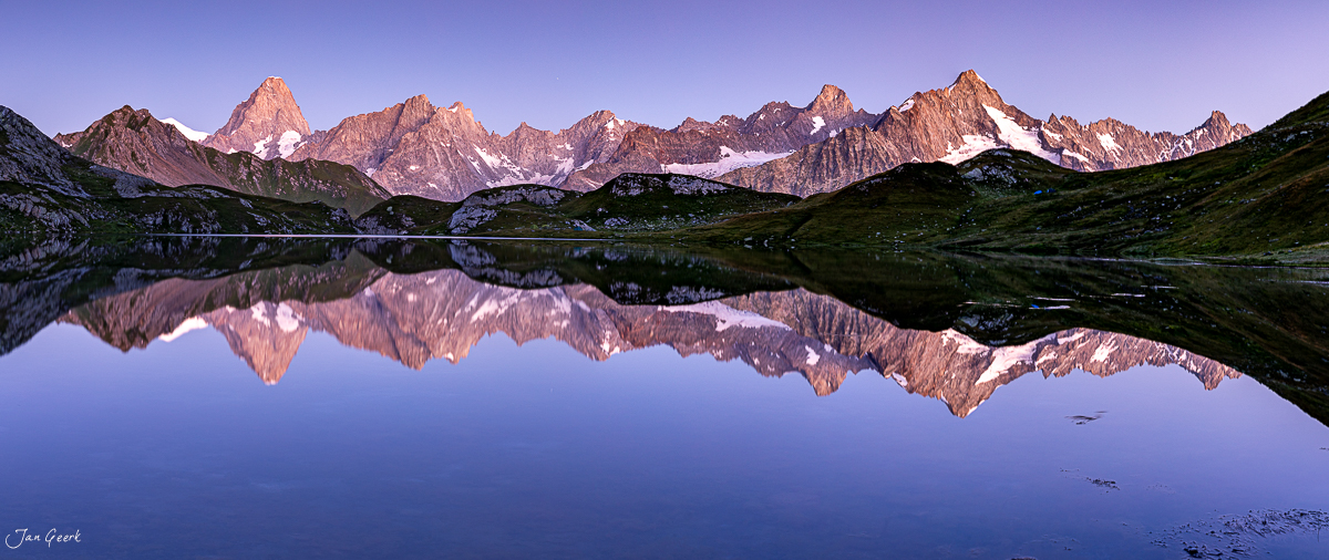 Bergsee mit Spiegelung der Aiguilles Vertes bei Alpenglühen im Sommer, Wallis Schweiz – Jan Geerk Fotograf Basel