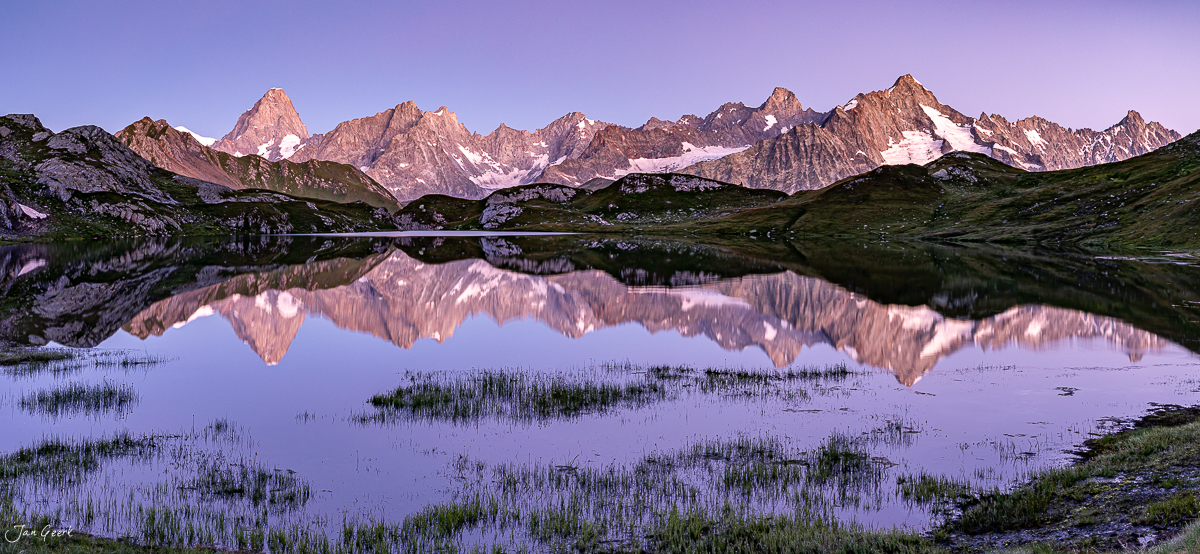 Bergsee mit Spiegelung der schneebedeckten Bergpässe und Alpenglühen, Lacs de Fenetre Wallis Schweiz – Jan Geerk Fotograf Basel