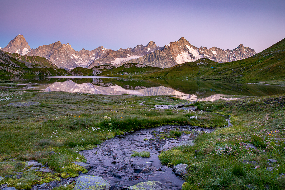 Bergsee in den Lacs de Fenetre mit Spiegelung der schneebedeckten Berge, Hochalpen Wallis Schweiz, Sommerlicht – Jan Geerk Fotograf Basel