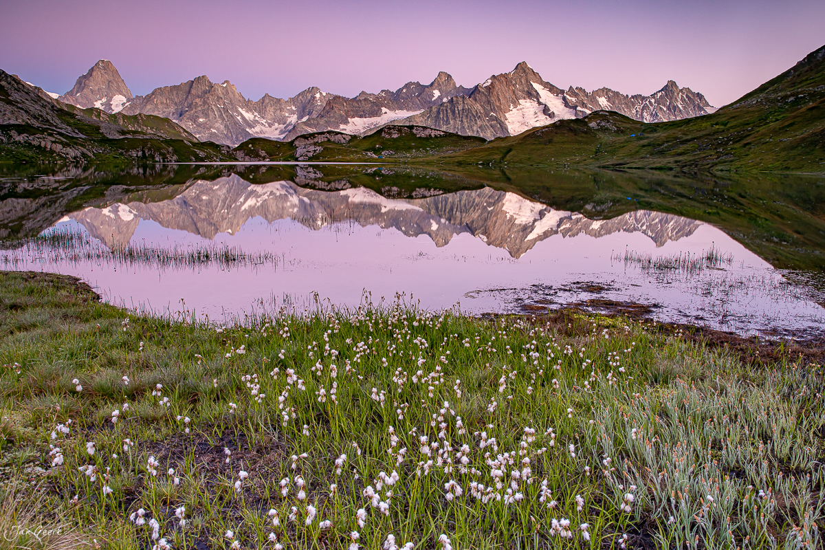 Bergsee mit Wollgras und Bergspiegelung in den Lacs de Fenetre, Wallis, Sommerglühen, Schweiz – Jan Geerk Fotograf Basel