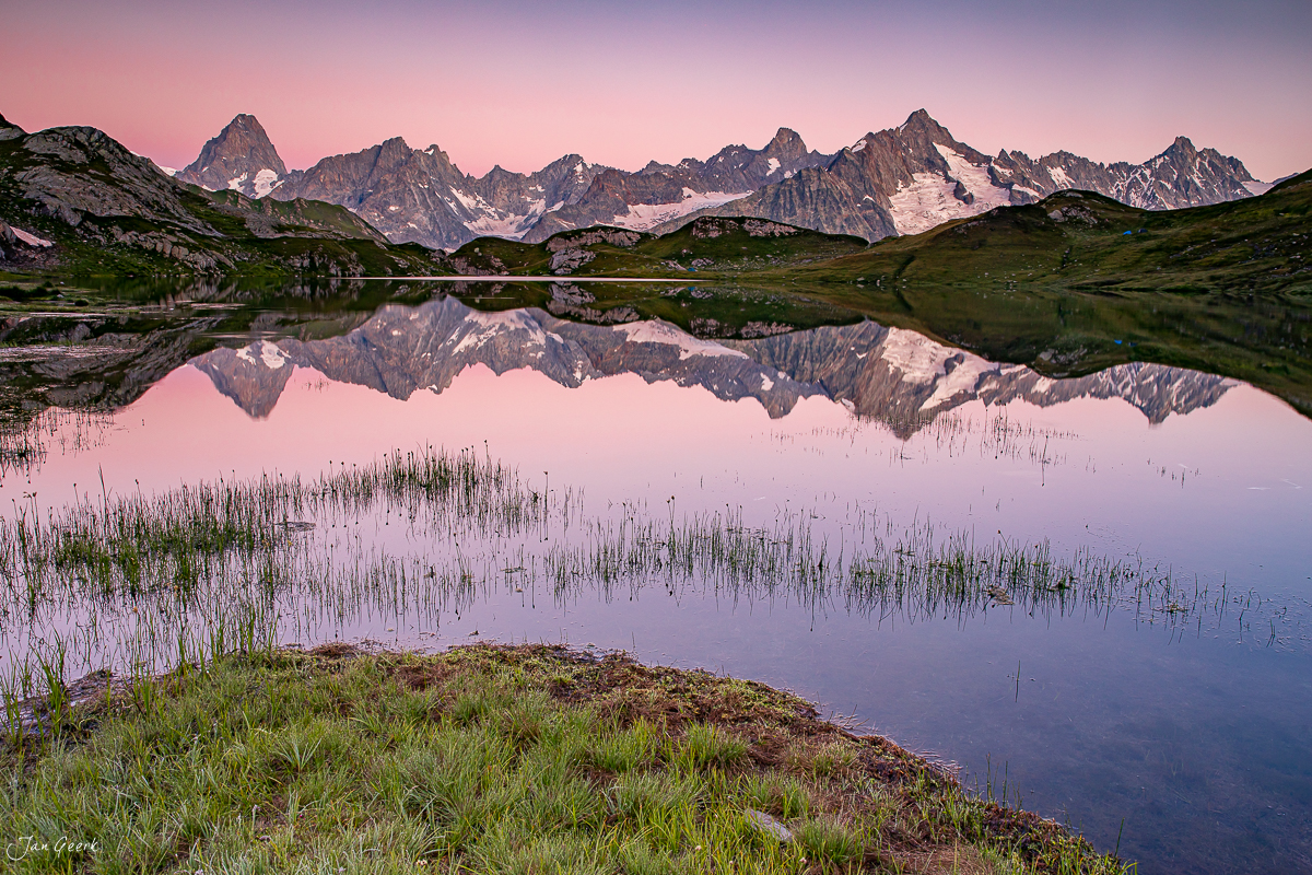 Bergsee mit Spiegelung der Alpen bei Sonnenaufgang in Lacs de Fenetre Wallis Schweiz – Jan Geerk Fotograf Basel