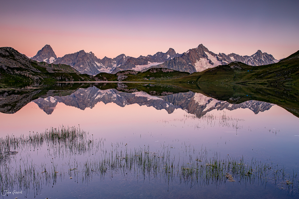 Bergsee mit Spiegelung der schneebedeckten Aiguilles in den Lacs de Fenetre, Wallis, Hochalpen, Schweiz – Jan Geerk Fotograf Basel
