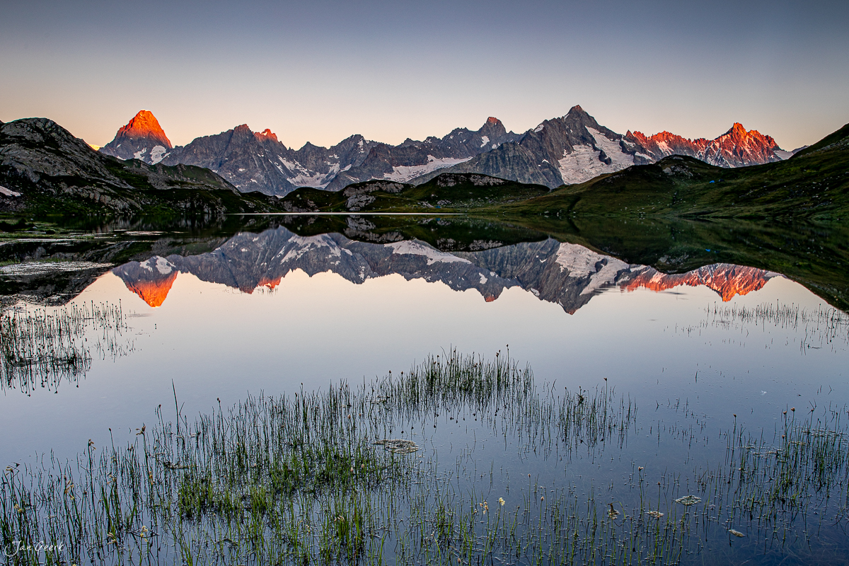 Bergsee mit Spiegelung der Bergkette in den Lacs de Fenetre, Alpenglühen am Morgen, Wallis Schweiz – Jan Geerk Fotograf Basel