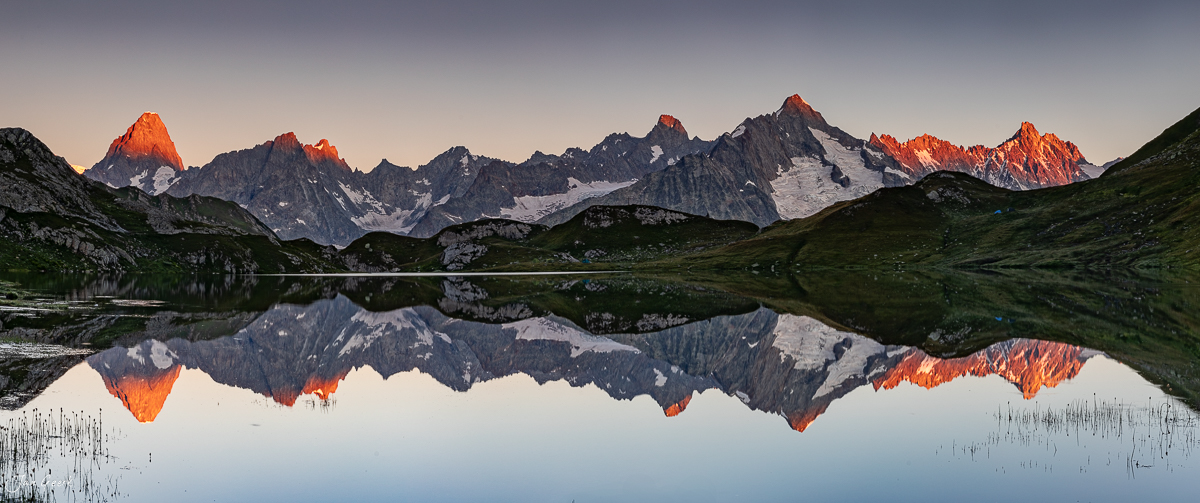 Bergsee mit Alpengglühen an Bergspiegeln, Lacs de Fenetre, Wallis, Sommer, Schweiz – Jan Geerk Fotograf Basel