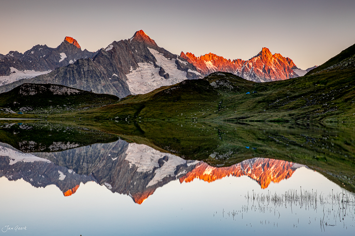 Bergsee mit Spiegelung der schneebedeckten Berggipfel im Alpenglühen, Lacs de Fenetre Wallis Schweiz – Jan Geerk Fotograf Basel