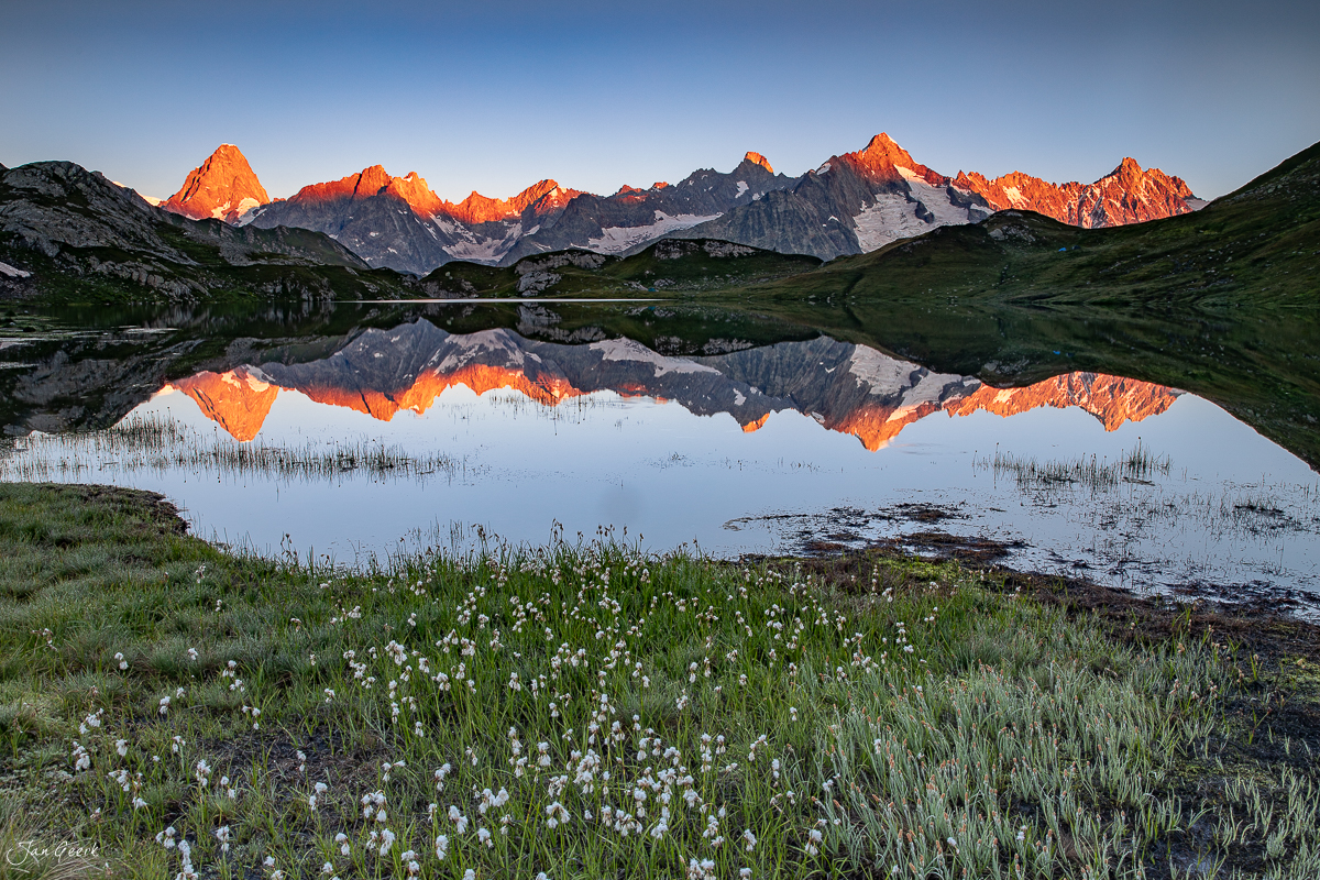 Bergsee mit Alpenglühen und Wollgras in den Lacs de Fenetre, Wallis, Schweiz – Jan Geerk Fotograf Basel
