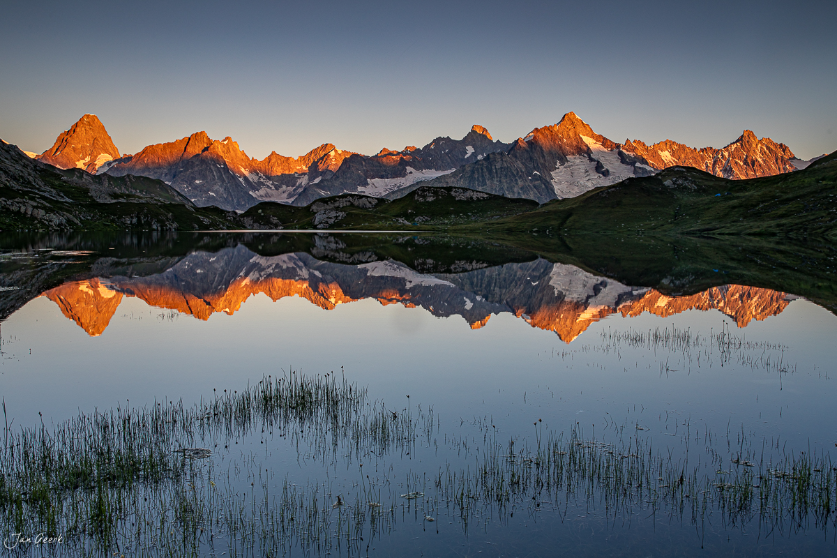 Lac de Fenêtre Spiegelglatte Bergsee Alpenglow Sonnenaufgang Wallis Schweiz Jan Geerk Fotograf Basel