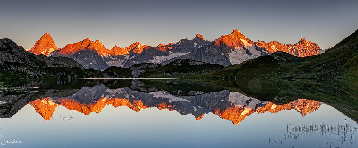 Bergsee mit Alpenglühen an den Aiguilles spiegelt sich im Wasser, Wallis Schweiz – Jan Geerk Fotograf Basel