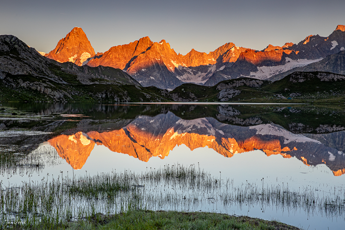 Bergsee mit Alpenglow-Spiegelung in den Lacs de Fenetre, Wallis, Schweiz – Jan Geerk Fotograf Basel