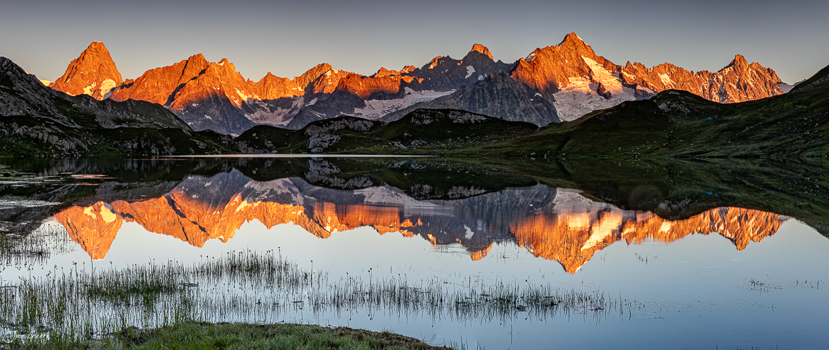 Bergsee mit Spiegelung der Aiguilles in den Lacs de Fenetre, Alpenglühen im Sommer, Wallis Schweiz – Jan Geerk Fotograf Basel