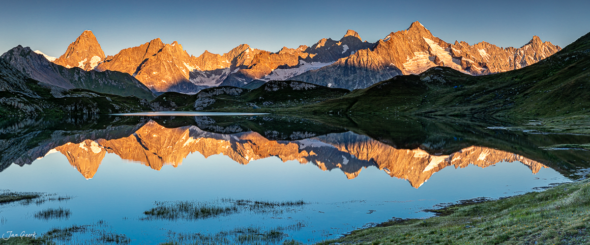 Bergsee mit Spiegelung der Aiguilles Vertes bei Alpenglühen im Wallis Schweiz – Jan Geerk Fotograf Basel