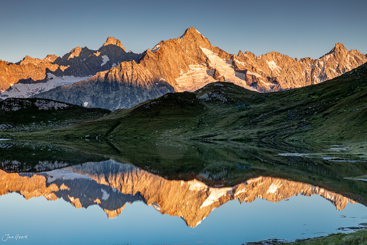 Bergsee mit Alpengipfeln im Alpenglühen, Lacs de Fenetre Wallis Schweiz – Jan Geerk Fotograf Basel