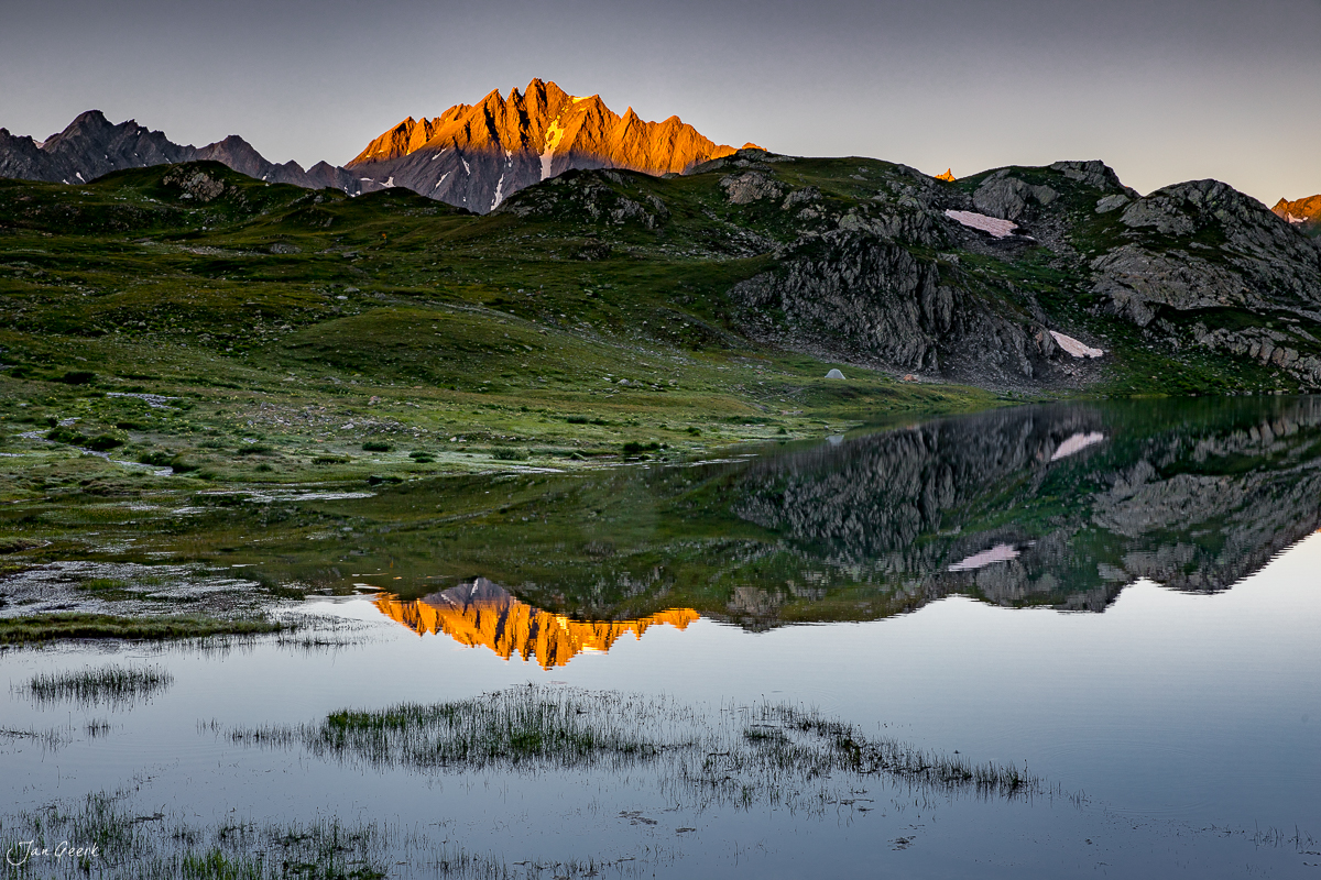 Bergsee mit Spiegelung in den Lacs de Fenetre, Alpenglühen in der Hochalpenregion Wallis, Schweiz – Jan Geerk Fotograf Basel