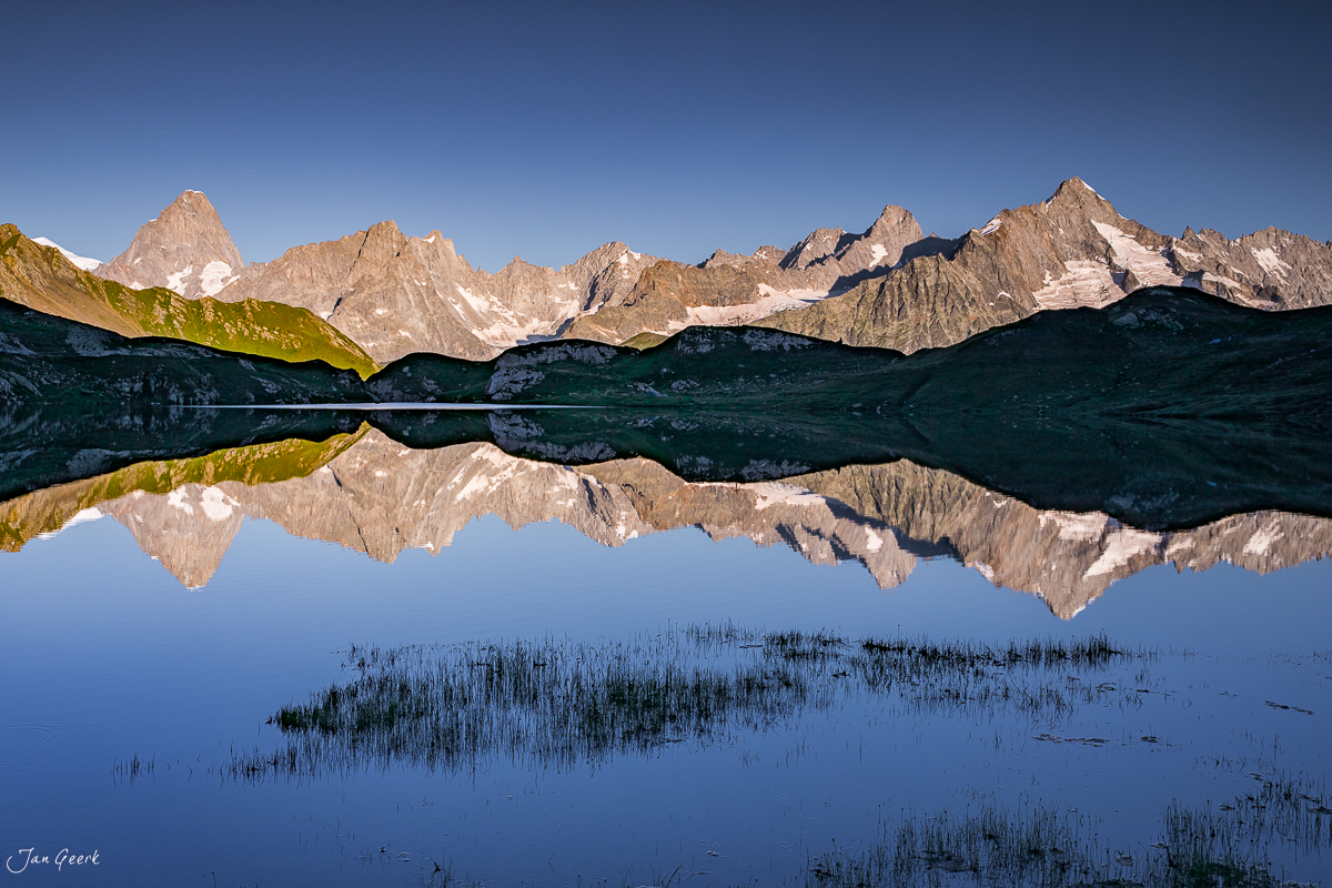 Spiegelglatte Bergseen in den Alpen mit schneebedeckten Gipfeln bei Sommerlicht, Wallis Schweiz – Jan Geerk Fotograf Basel