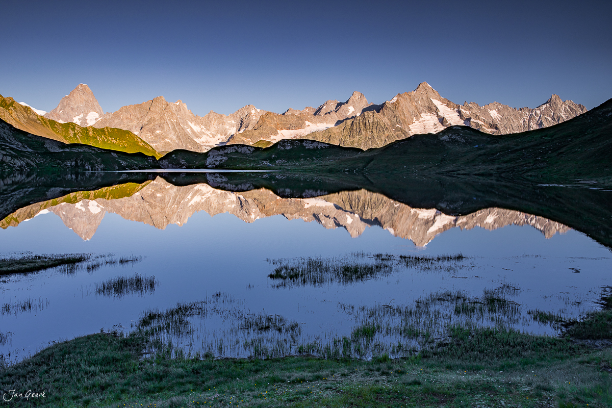 Bergsee mit Spiegelung der Hochalpen bei Lacs de Fenetre im Wallis, Sommerlicht, Schweiz – Jan Geerk Fotograf Basel