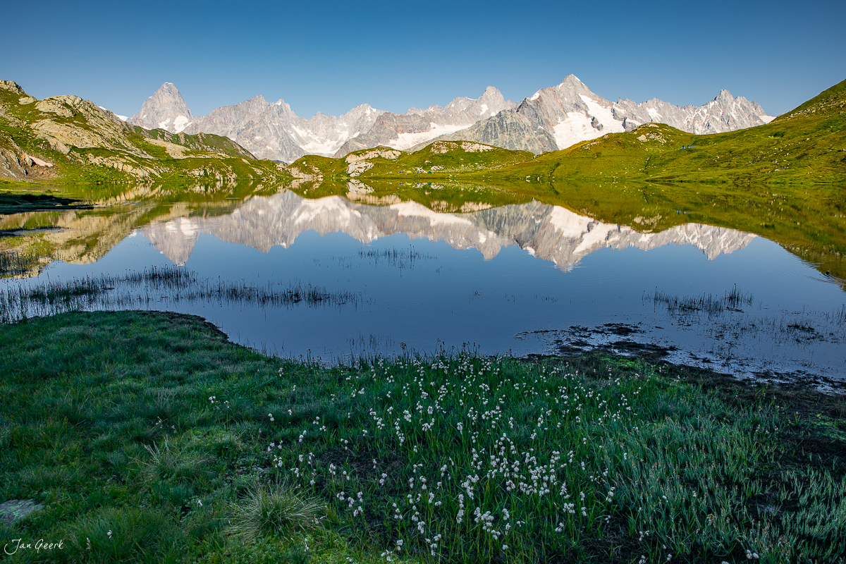 Bergsee mit Spiegelung der schneebedeckten Aiguilles Lacs de Fenetre Wallis Sommer Schweiz Jan Geerk Fotograf Basel