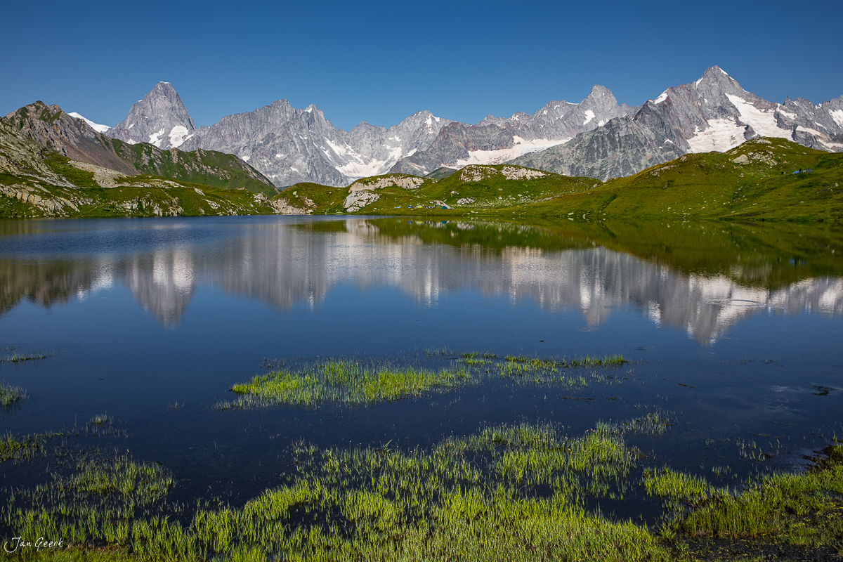 Bergsee mit Spiegelung verschneiter Bergspitzen in den Lacs de Fenêtre im Wallis Schweiz – Jan Geerk Fotograf Basel