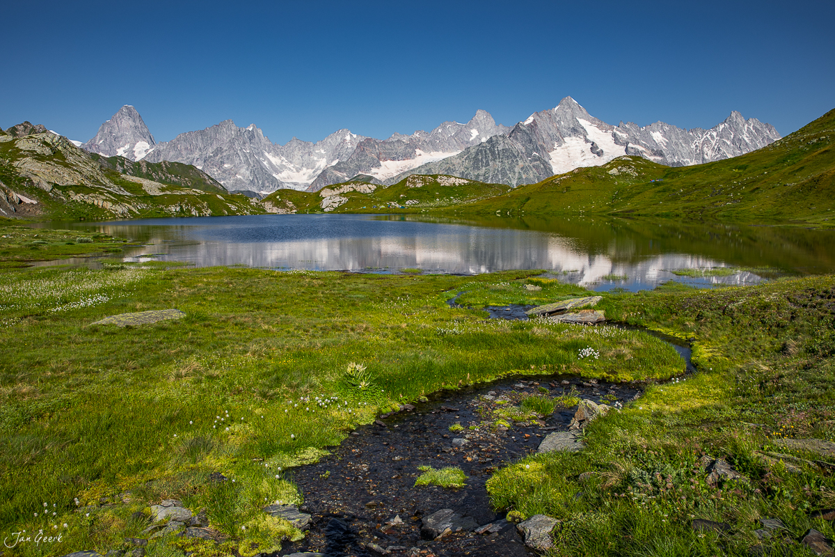 Bergsee mit Alpenpanorama in Lacs de Fenetre, Sommerlicht und Spiegelung, Wallis Schweiz – Jan Geerk Fotograf Basel
