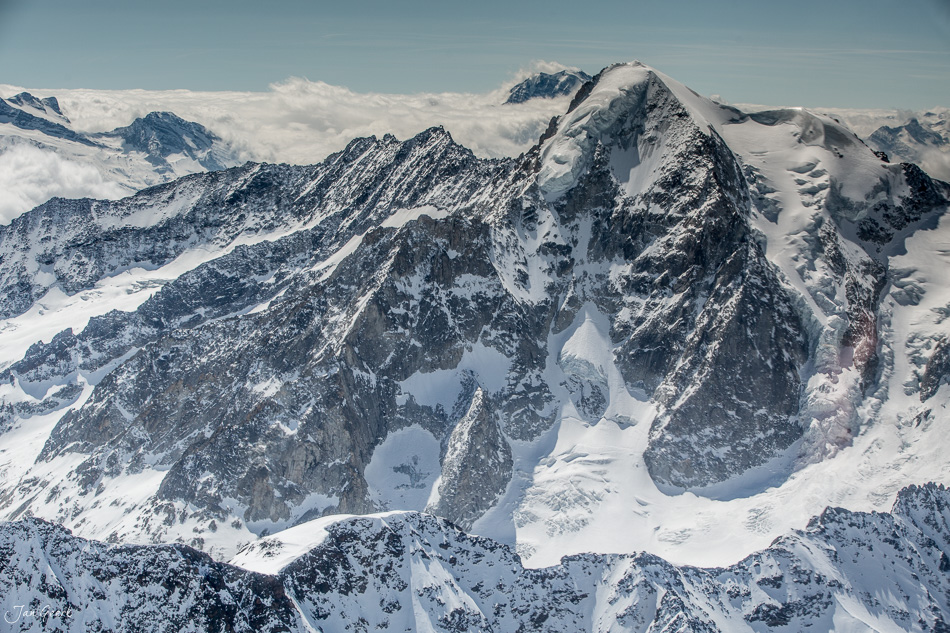 Schneebedeckte Berglandschaft Eiger mit dramatischen Felsgipfeln, Winterstimmung, Berner Oberland Schweiz – Jan Geerk Fotograf Basel