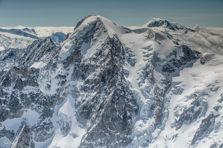 Schneebedeckte Bergkette mit spitzem Gipfel im Berner Oberland, Luftaufnahme, Helikopterflug Schweiz – Jan Geerk Fotograf Basel