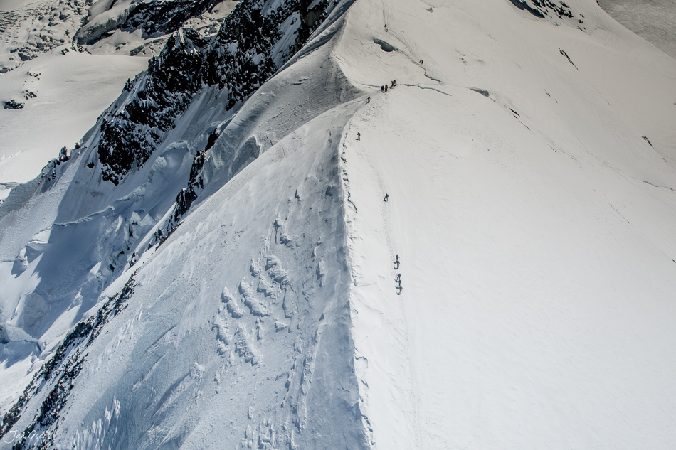 Helikopteraufnahme verschneiter Gletscherhänge und Bergsteiger im Berner Oberland, Eiger Region Schweiz – Jan Geerk Fotograf Basel