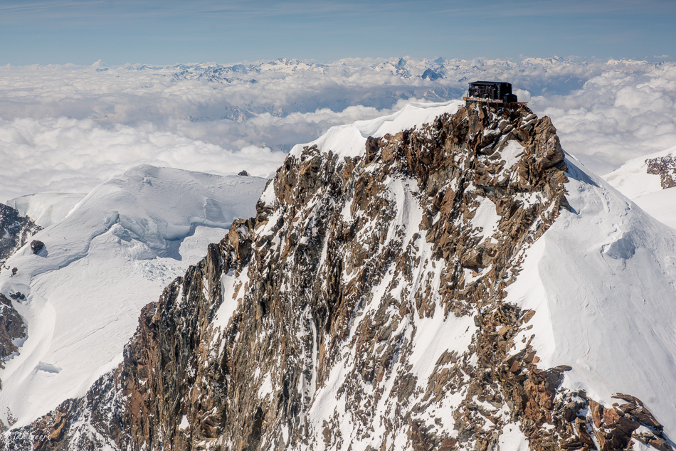 Luftaufnahme Rifugio Regina Margherita verschneite Bergspitze Wallis Schweiz Jan Geerk Fotograf Basel