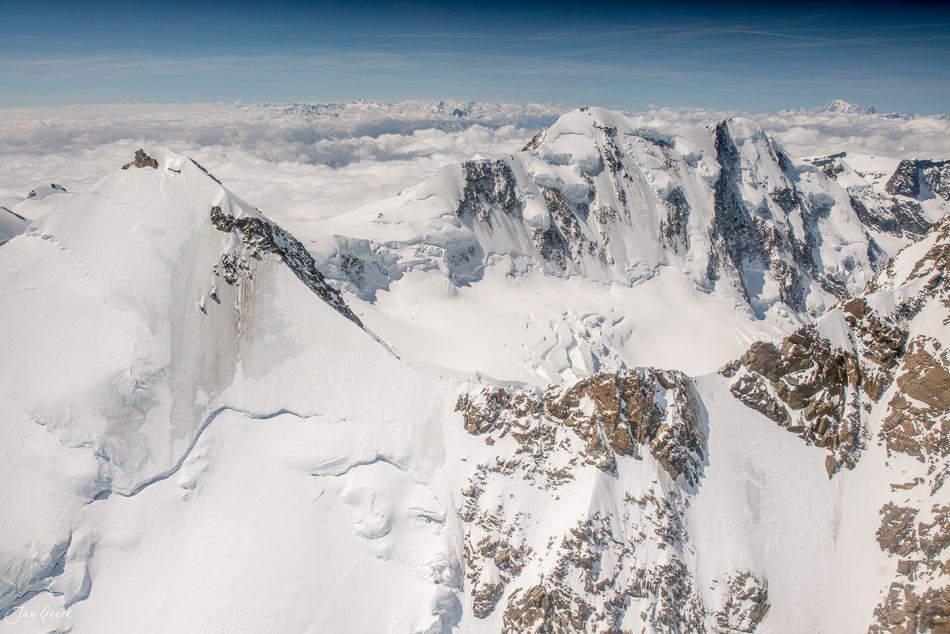 Schneebedeckte Berglandschaft Matterhorn mit Gletschern und Felsgrat, Wallis Schweiz – Jan Geerk Fotograf Basel