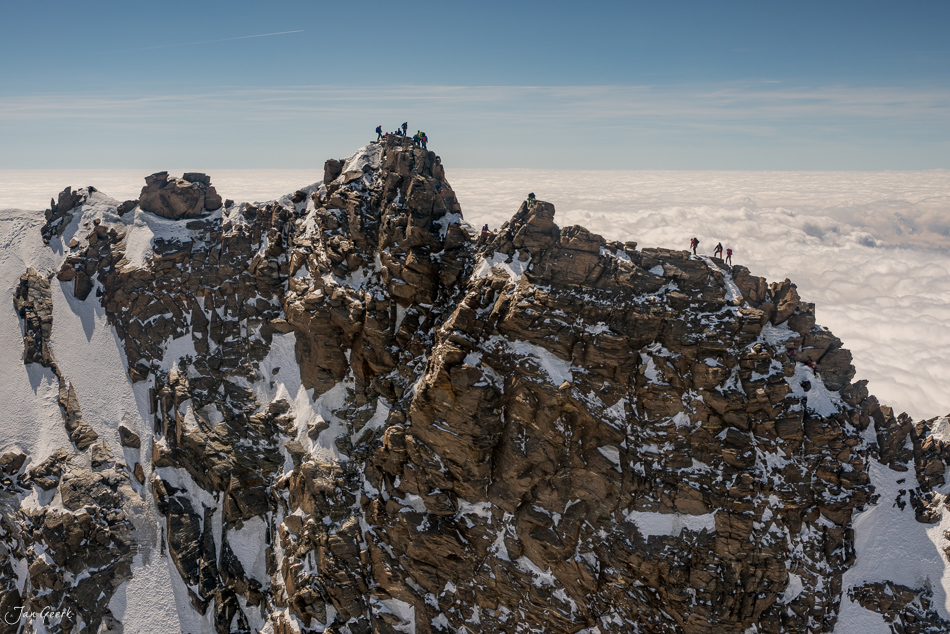 Schneebedeckte Felsgipfel der Margheritahütte im Winter, Oberland Schweiz – Jan Geerk Fotograf Basel