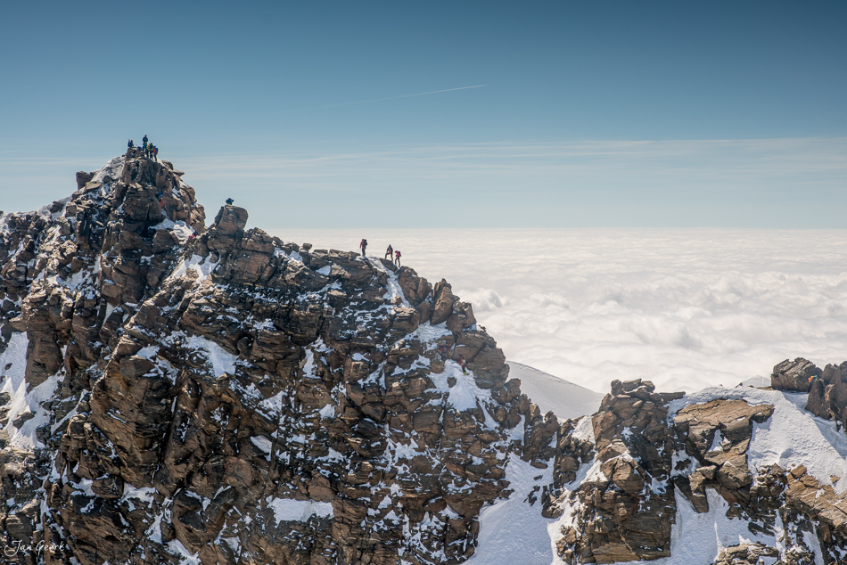 Bergsteiger auf schneebedecktem Gipfel der Margheritahütte, Berner Oberland, Schweiz – Jan Geerk Fotograf Basel