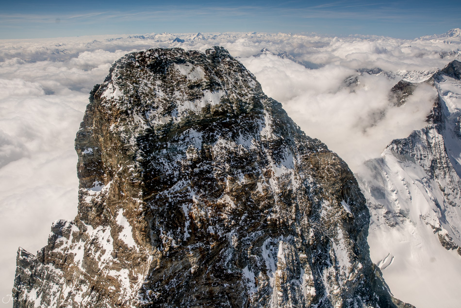Schneebedeckter Matterhorn-Gipfel über Wolkenmeer im Frühling, Luftaufnahme Wallis Schweiz – Jan Geerk Fotograf Basel