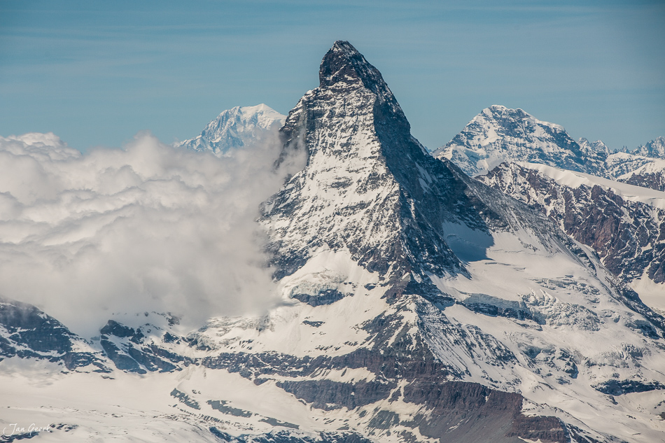 Schneebedeckter Matterhorn im Frühling, Luftaufnahme aus Helikopter, Wallis Schweiz – Jan Geerk Fotograf Basel