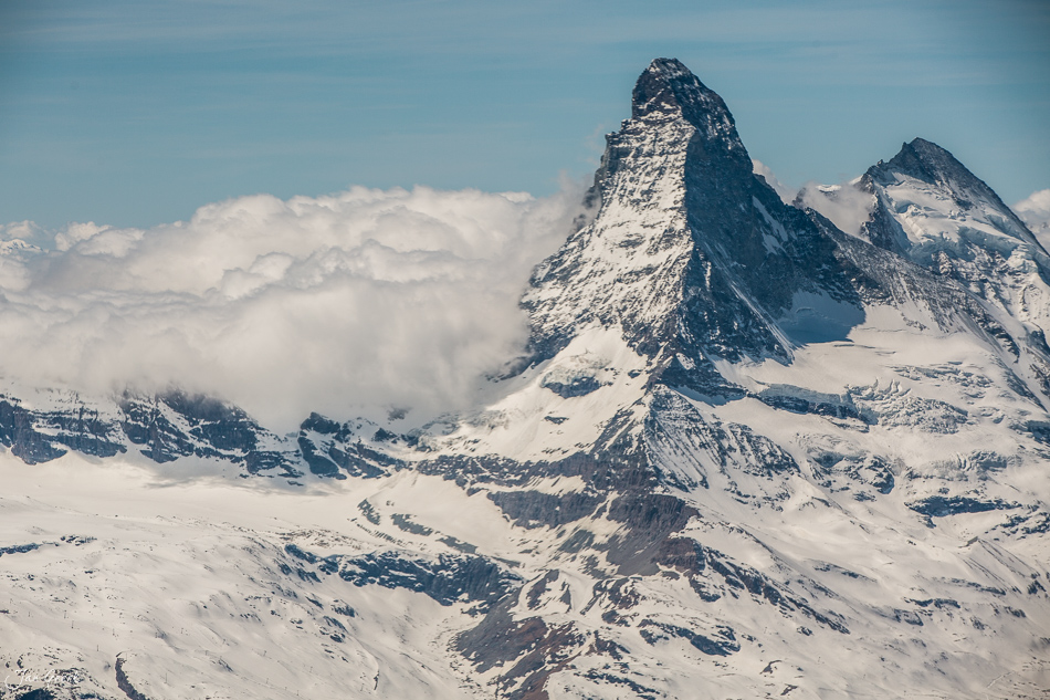 Matterhorn schneebedeckt Frühjahr Wallis Schweiz Jan Geerk Fotograf Basel Luftaufnahme