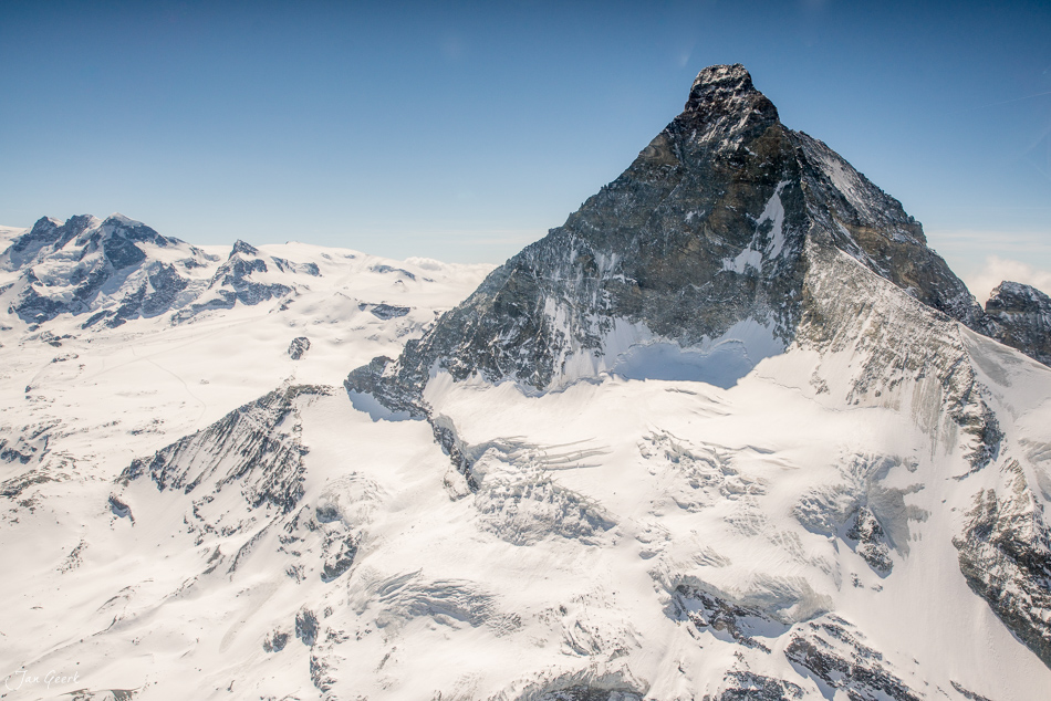 Luftaufnahme des schneebedeckten Matterhorns im Frühling, Wallis, Schweiz – Jan Geerk Fotograf Basel