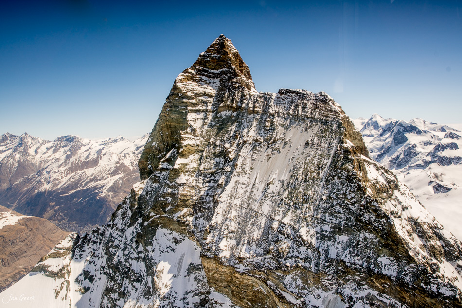 Matterhorn Gipfel mit Schnee im Frühling, Luftaufnahme der Walliser Alpen Schweiz – Jan Geerk Fotograf Basel