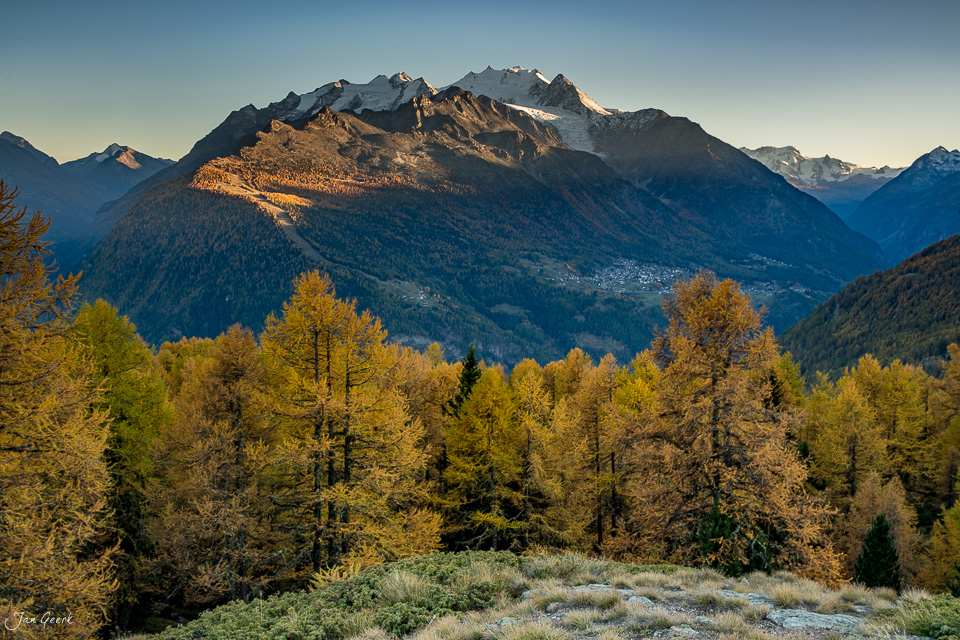 Herbstliche Lärchenwälder und Berggipfel bei Moosalp im goldenen Kantlicht, Oberwallis Schweiz – Jan Geerk Fotograf Basel