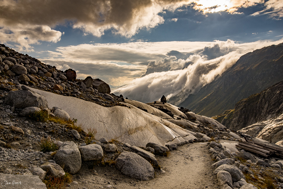 Granitblöcke und Gletscherlandschaft am Rhonegletscher mit Nebel und Bergpanorama, Wallis Schweiz – Jan Geerk Fotograf Basel