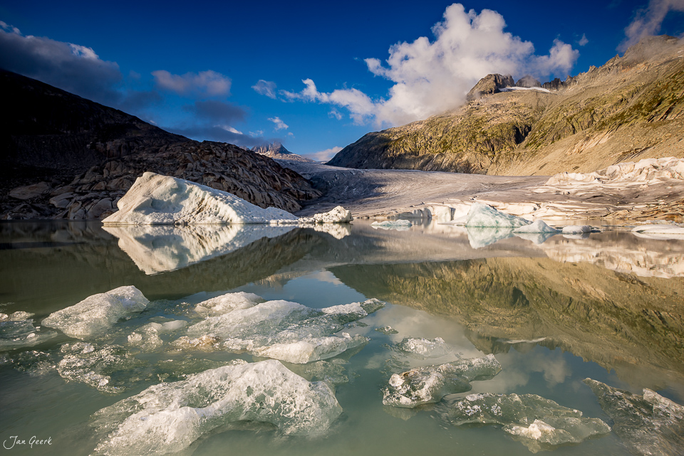 Gletschereis und Schmelzwassersee am Rhonegletscher mit Bergpanorama im Wallis Schweiz – Jan Geerk Fotograf Basel