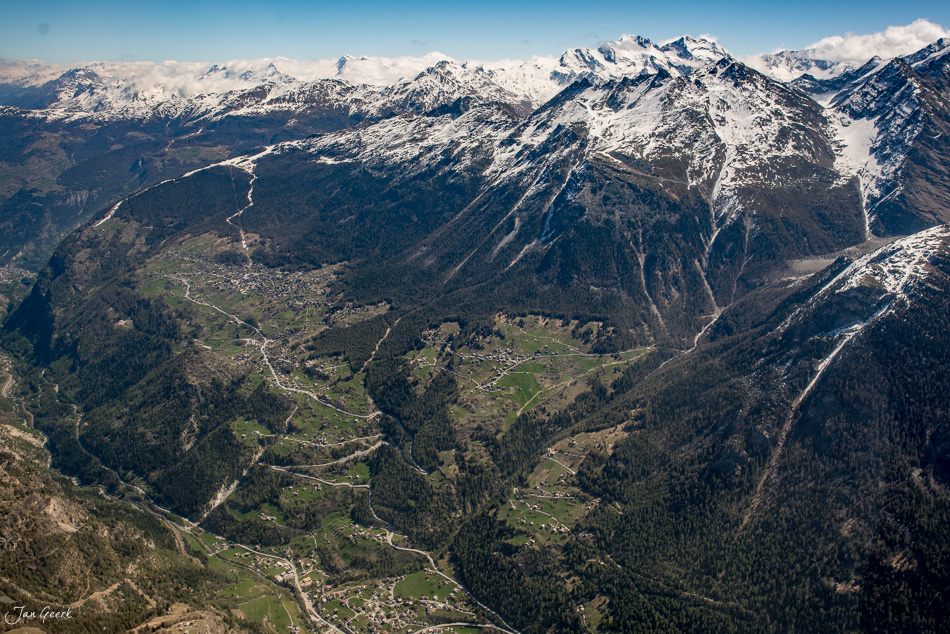 Luftaufnahme des Berner Oberlands mit schneebedeckten Gipfeln, grünen Tälern und Bergdörfern – Schweiz Jan Geerk Fotograf Basel