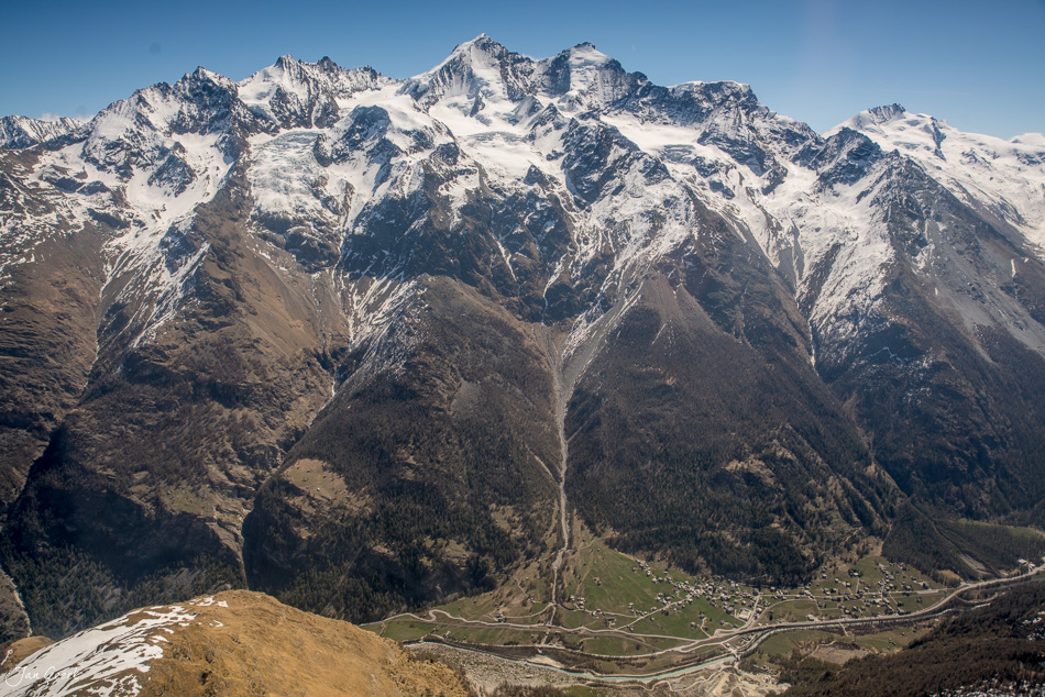 Schneebedeckte Bergkette im Berner Oberland mit grünen Tälern, klarer Himmel, Frühjahr, Schweiz – Jan Geerk Fotograf Basel
