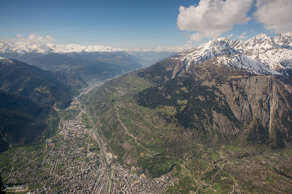 Luftaufnahme des Rhonevals mit schneebedeckten Berner Oberland Bergen bei Sonnenschein, Schweiz – Jan Geerk Fotograf Basel