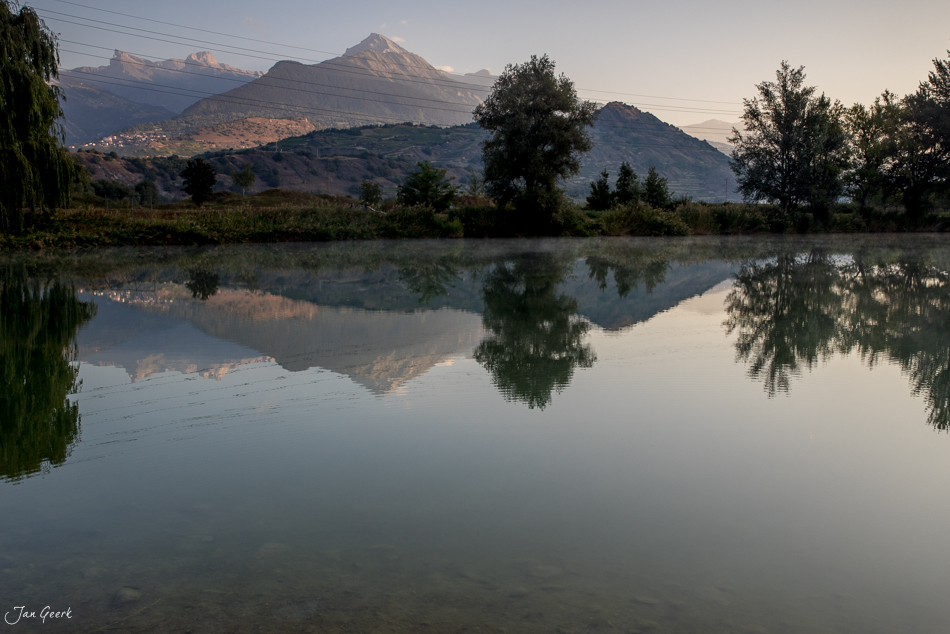 Spiegelung der Berge im ruhigen Wasser des Rhonetal bei Sion, Herbststimmung, Wallis Schweiz – Jan Geerk Fotograf Basel